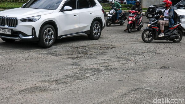 Jalan Berlubang di Bundaran Summarecon Kelapa Gading Ancam Keselamatan Pengendara