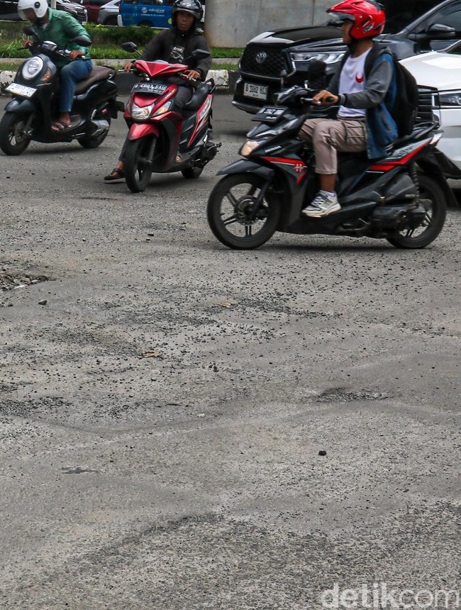 Jalan Berlubang di Bundaran Summarecon Kelapa Gading Ancam Keselamatan Pengendara