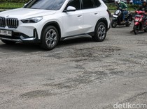 Jalan Berlubang di Bundaran Summarecon Kelapa Gading Ancam Keselamatan Pengendara