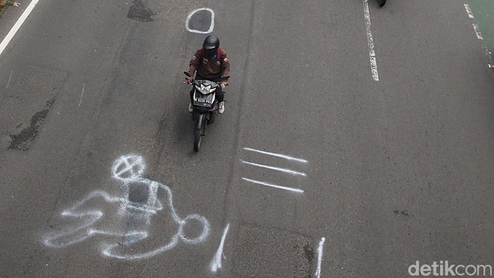 Pengendara melintasi Jalan Matraman Raya, Jakarta Timur, Selasa (10/2/2026). Ruas jalan ini dikenal bergelombang dan berlubang, membahayakan pengguna, terutama pengendara sepeda motor.