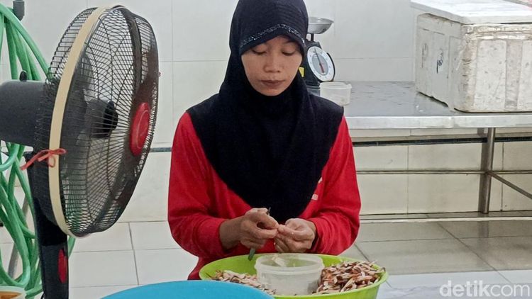 Jelang Imlek Omzet Pengepul Daging Rajungan di Probolinggo Meningkat