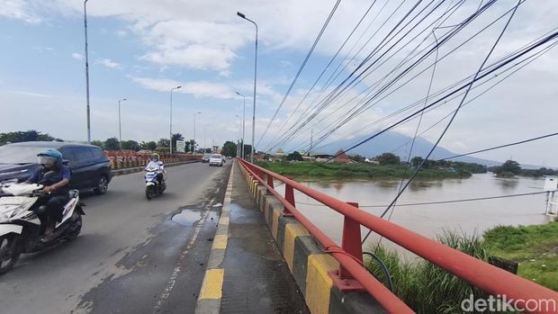 Jembatan Kali Porong yang menyimpan jejak sejarah sejak era kolonial Belanda. Jembatan ini menjadi nadi utama warga Sidoarjo dan Pasuruan.