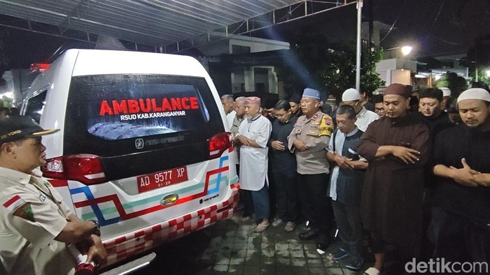 Warga menyalatkan jenazah Yasid pendaki yang tewas di Bukit Mongkrang, Selasa (10/2/2026).