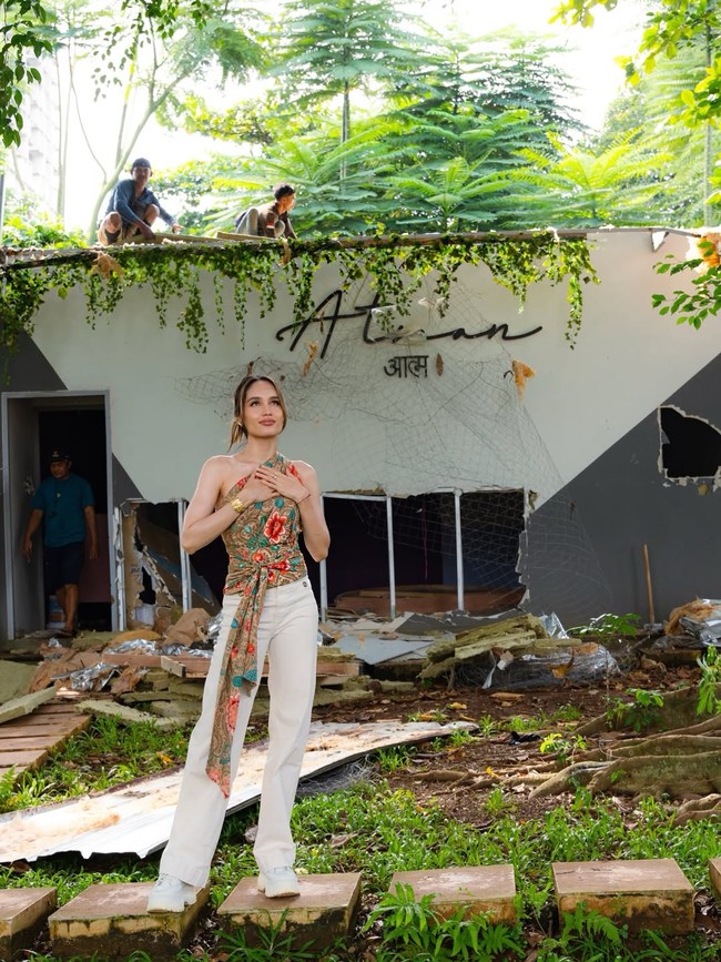 Cinta Laura menunjukkan kantornya yang penuh kenangan namun kini dirobohkan. Dari awal, definisi “sraddha” buat aku adalah “house of enlightenment.” Tempat buat belajar, bertumbuh, dan ruang aman buat orang-orang kreatif. Tempat buat mengasah kreatifitas, kerja yang sungguh-sungguh dan berani ngebangun sesuatu yang benar-benar berarti, tulisnya di Instagram. Foto: Dok. Instagram Cinta Laura