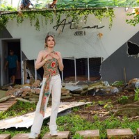 Cinta Laura menunjukkan kantornya yang penuh kenangan namun kini dirobohkan. Dari awal, definisi “sraddha” buat aku adalah “house of enlightenment.” Tempat buat belajar, bertumbuh, dan ruang aman buat orang-orang kreatif. Tempat buat mengasah kreatifitas, kerja yang sungguh-sungguh dan berani ngebangun sesuatu yang benar-benar berarti, tulisnya di Instagram. Foto: Dok. Instagram Cinta Laura