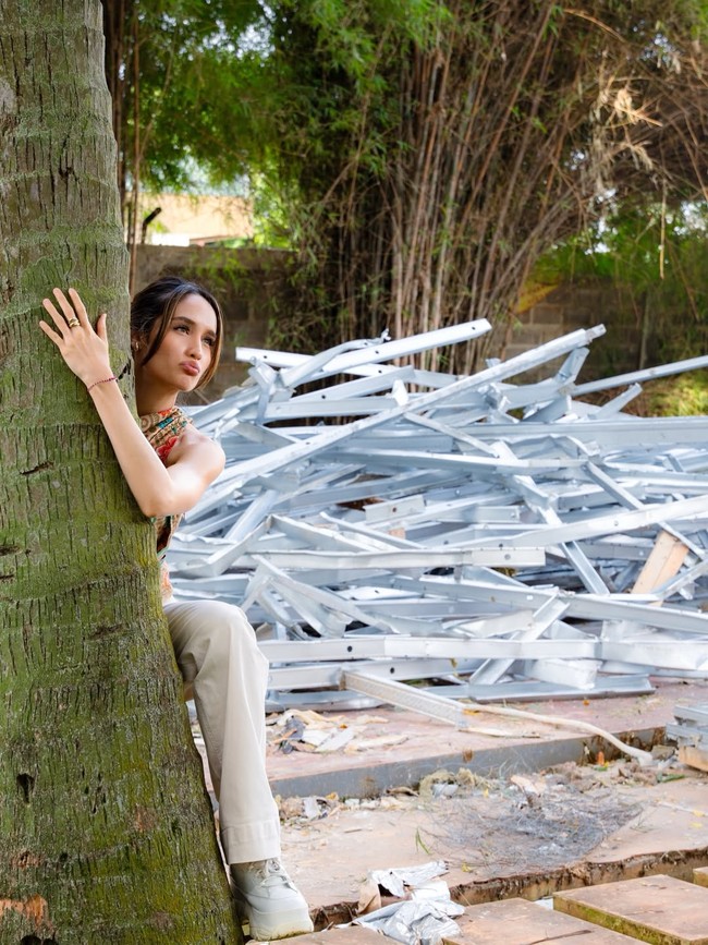 Cinta Laura pun berpose gemas memeluk pohon saat foto di belakang besi bangunan kantornya. RSS (@rumah_sraddha) tempat aku dan team mulai semuanya dari nol. Tempat ide diuji, kesalahan dibuat dan mencoba lagi. Ngeliat tempat ini sekarang mungkin keliatan kayak akhir dari semua buat sebagian orang, tambahnya. Foto: Dok. Instagram Cinta Laura