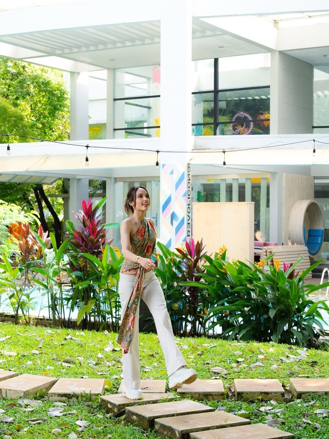 Yang bikin RSS hidup bukan temboknya, ataupun bangunannya. Yang ngasih RSS nyawa adalah cara berpikir yang lahir di dalamnya: Disiplin. Keberanian. Dan keyakinan bahwa karya, bisnis, dan nilai bisa jalan bareng. Sraddha tetap aku bawa. Cuma semestanya sekarang lebih luas. Terima kasih, Rumah Sraddha Semesta. This isn’t a goodbye. It’s a commitment to keep building bigger, braver, and more meaningful things. kenang Cinta Laura.Foto: Dok. Instagram Cinta Laura