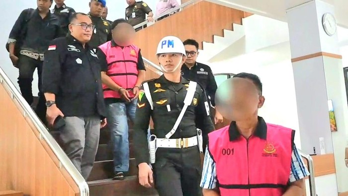 Kedua tersangka yakni SMDN (depan) dan SF (belakang) digiring Tim Penyidik Tindak Pidana Khusus (Pidsus) Kejati Kaltara ke Rutan Polresta Tarakan. (Dok. Penkum Kejati Kaltara)