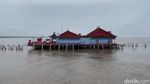 Memanjatkan Doa dari Kelenteng Bersejarah di Tengah Laut Kubu Raya
