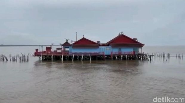 Kelenteng Timbul, kelenteng unik yang berada di tengah laut Kubu Raya, menjadi destinasi wisata religi. (Ocsya Ade CP) Kelenteng Timbul, kelenteng unik yang berada di tengah laut Kubu Raya, menjadi destinasi wisata religi. (Ocsya Ade CP)