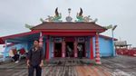 Memanjatkan Doa dari Kelenteng Bersejarah di Tengah Laut Kubu Raya