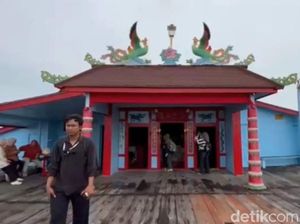 Menengok Keunikan Kelenteng Timbul, Berdiri di Tengah Laut Kubu Raya