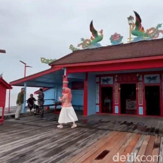 Memanjatkan Doa dari Kelenteng Bersejarah di Tengah Laut Kubu Raya