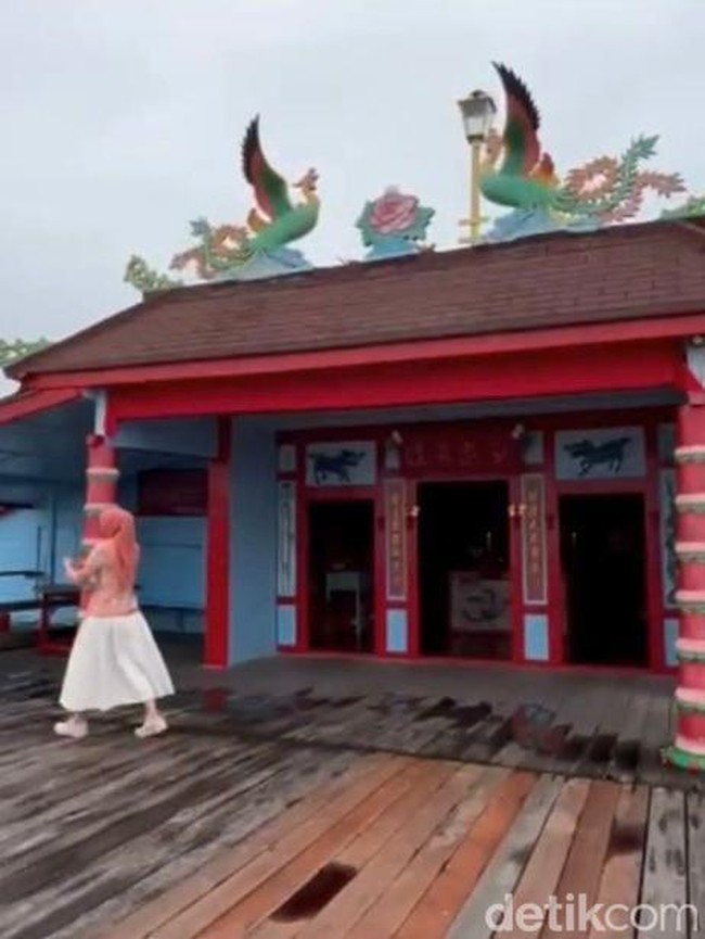 Memanjatkan Doa dari Kelenteng Bersejarah di Tengah Laut Kubu Raya