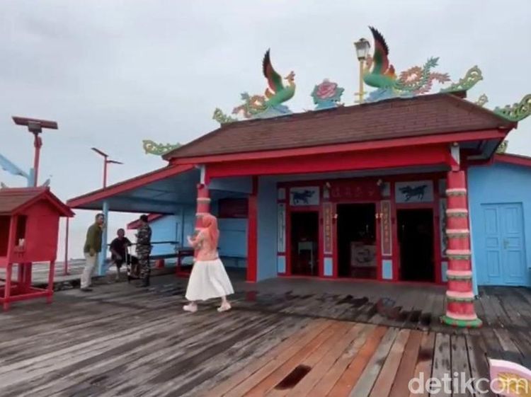 Memanjatkan Doa dari Kelenteng Bersejarah di Tengah Laut Kubu Raya