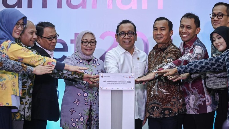Menteri Koordinator (Menko) Pembangunan Manusia dan Kebudayaan (PMK) Pratikno (kiri) didampingi Menteri Pemberdayaan Perempuan dan Perlindungan Anak (PPPA) Arifatul Choiri Fauzi (depan, kedua kiri) dan Kepala Hubungan Pemerintah dan Kebijakan Publik YouTube Asia Tenggara Danny Ardianto (kanan) melihat permainan ramah anak saat acara Bijak Cerdas Berdigital dan Ber-AI di Kantor Kemenko PMK, Jakarta, Selasa (10/2/2026). Kemenko PMK berkolaborasi dengan YouTube dan Google menyelenggarakan kegiatan Bijak Cerdas Berdigital dan Ber-AI untuk mewujudkan ruang digital yang aman, insklusif dan ramah anak melalui penguatan edukasi keamanan digital, digital wellness serta pemanfaatan kecerdasan artifisial (AI) yang bertanggung jawab bagi masyarakat. ANTARA FOTO/Bayu Pratama S