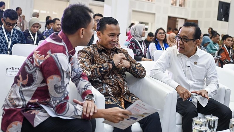 Menteri Koordinator (Menko) Pembangunan Manusia dan Kebudayaan (PMK) Pratikno (kiri) didampingi Menteri Pemberdayaan Perempuan dan Perlindungan Anak (PPPA) Arifatul Choiri Fauzi (depan, kedua kiri) dan Kepala Hubungan Pemerintah dan Kebijakan Publik YouTube Asia Tenggara Danny Ardianto (kanan) melihat permainan ramah anak saat acara Bijak Cerdas Berdigital dan Ber-AI di Kantor Kemenko PMK, Jakarta, Selasa (10/2/2026). Kemenko PMK berkolaborasi dengan YouTube dan Google menyelenggarakan kegiatan Bijak Cerdas Berdigital dan Ber-AI untuk mewujudkan ruang digital yang aman, insklusif dan ramah anak melalui penguatan edukasi keamanan digital, digital wellness serta pemanfaatan kecerdasan artifisial (AI) yang bertanggung jawab bagi masyarakat. ANTARA FOTO/Bayu Pratama S