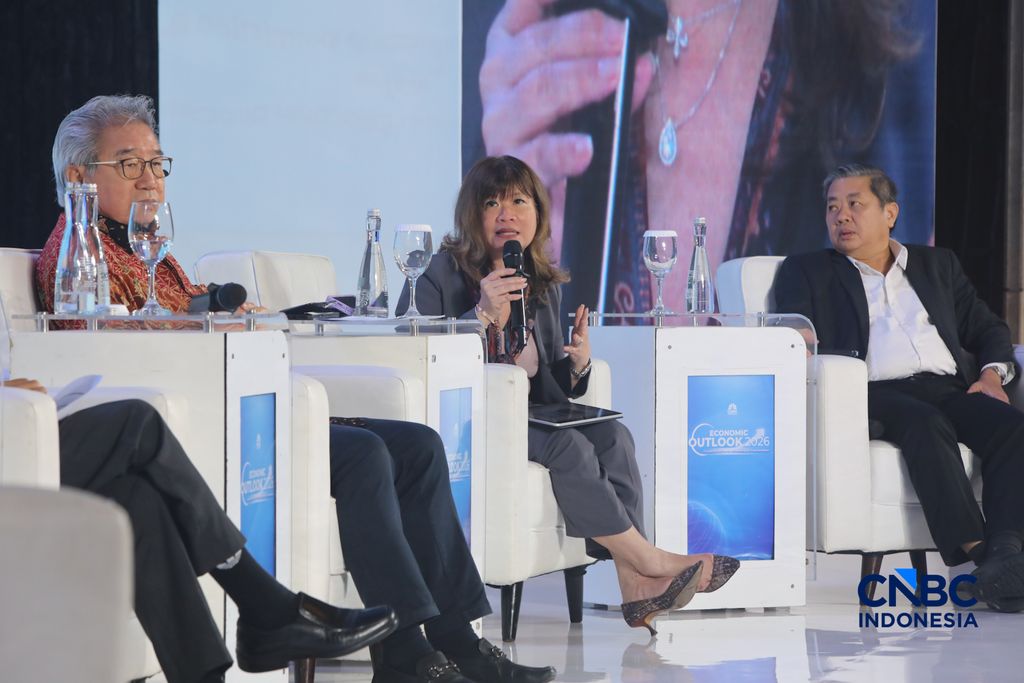 Ketua Umum Apindo, Shinta Widjaja Kamdani saat menyampaikan paparan dalam acara Economic Outlook 2026 bertema “Consolidating Growth, Accelerating the Transformation” di Hotel Indonesia Kempinski, Jakarta, Selasa (10/2/2026). (CNBC Indonesia/Faisal Rahman)