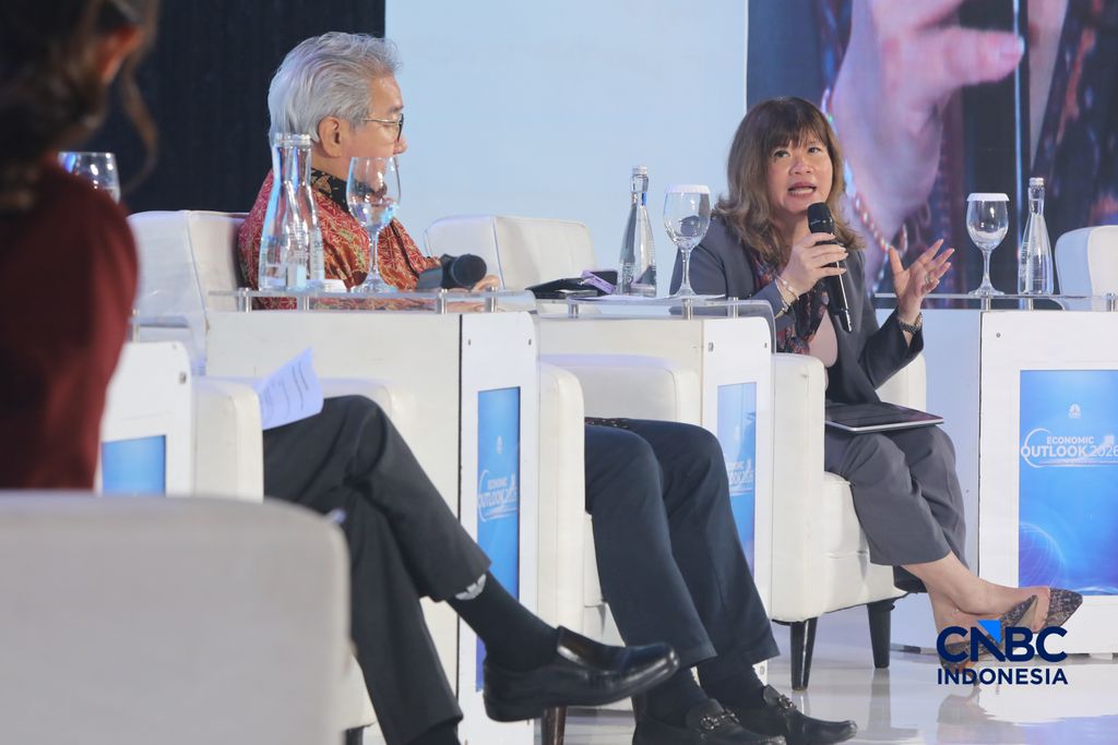 Ketua Umum Apindo, Shinta Widjaja Kamdani saat menyampaikan paparan dalam acara Economic Outlook 2026 bertema “Consolidating Growth, Accelerating the Transformation” di Hotel Indonesia Kempinski, Jakarta, Selasa (10/2/2026). (CNBC Indonesia/Faisal Rahman)