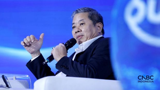 Ketua Umum Gapmmi, Adhi S. Lukman saat menyampaikan paparan dalam acara Economic Outlook 2026 bertema “Consolidating Growth, Accelerating the Transformation” di Hotel Indonesia Kempinski, Jakarta, Selasa (10/2/2026). (CNBC Indonesia/Tri Susilo)