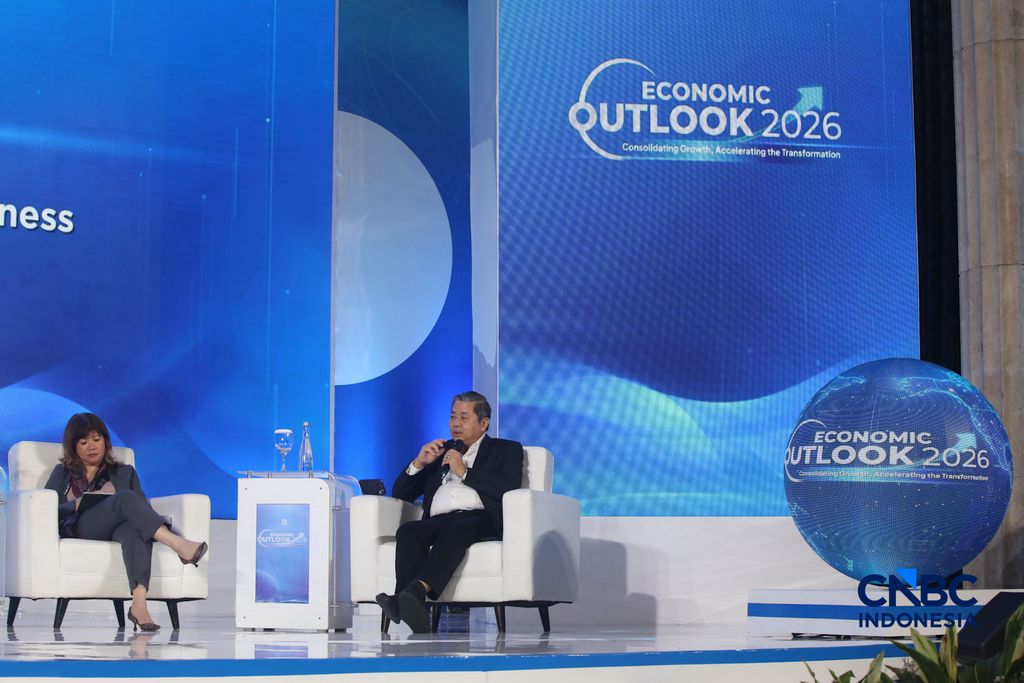 Ketua Umum Gapmmi, Adhi S. Lukman saat menyampaikan paparan dalam acara Economic Outlook 2026 bertema “Consolidating Growth, Accelerating the Transformation” di Hotel Indonesia Kempinski, Jakarta, Selasa (10/2/2026). (CNBC Indonesia/Faisal Rahman)