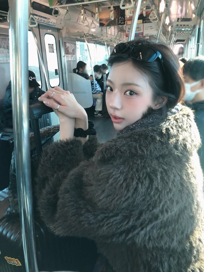 Sebagai tanggapan, G-Dragon membantah jika Kim Go Eun adalah kekasihnya, melainkan “adik perempuan yang memiliki kenalan yang sama.” Foto: Instagram