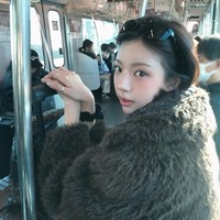 Sebagai tanggapan, G-Dragon membantah jika Kim Go Eun adalah kekasihnya, melainkan “adik perempuan yang memiliki kenalan yang sama.” Foto: Instagram