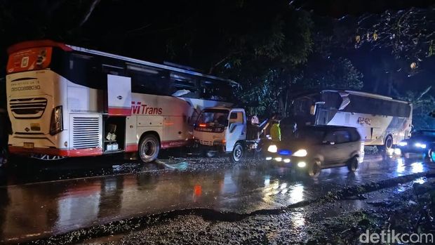 Kondisi dua bus antarkota antarprovinsi (AKAP) yang tabrakan di Jalan Denpasar-Gilimanuk tepatnya di Desa Gumbrih, Kecamatan Pekutatan, Kabupaten Jembrana, Senin (9/2/2026).