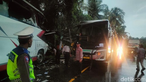 Kondisi dua bus antarkota antarprovinsi (AKAP) yang tabrakan di Jalan Denpasar-Gilimanuk tepatnya di Desa Gumbrih, Kecamatan Pekutatan, Kabupaten Jembrana, Senin (9/2/2026).