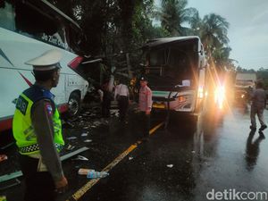 Tabrakan Hebat Bus M Trans Vs DeBe Trans di Jembrana, Jalan Nasional Sempat Tutup
