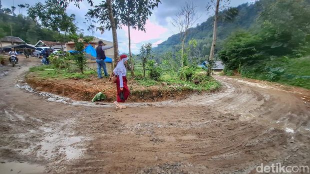 Kondisi jalan rusak di Cipelah, Kabupaten Bandung