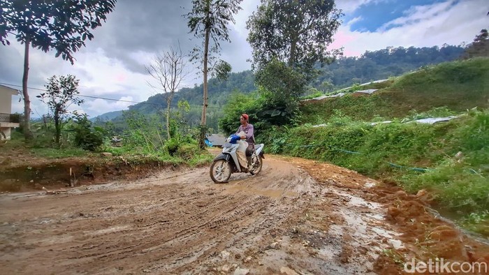 Asa Warga Cipelah Keluar dari Derita Jalan Rusak