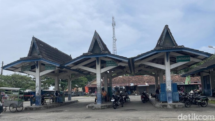 Atap Lapuk dan Jalan Hancur, Terminal Kalipucang Kian Merana