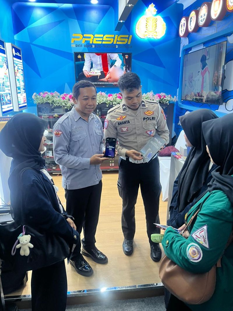 Korlantas Polri Tampilkan ETLE Mobile Handheld di Pameran Kampung Hukum 2026 (dok. Polri)