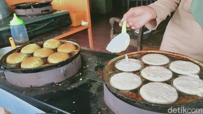 Pedagang kue apem khas Jatinom, Klaten di Jalan Klaten-Boyolali,Selasa (10/2/2026).