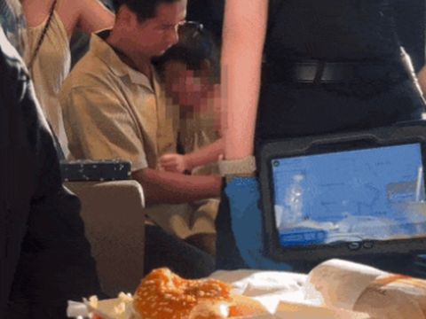 Ngeri! Lidah Bocah Ini Melepuh Gegara Pelayan Salah Kasih Air Panas