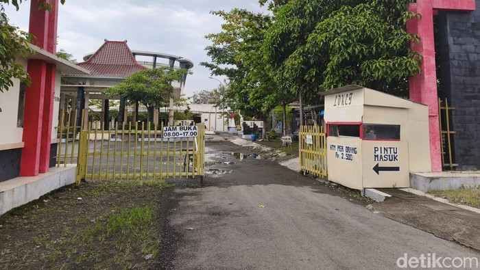 Loket Api Abadi Mrapen kembali difungsikan untuk menarik tiket masuk pada Senin (9/1/2026) setelah sebelumnya sempat digratiskan sejak Kamis (1/1/2026)