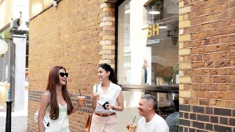 Gaya Seru Medina Dina saat Ngopi Bareng Gading Marten di Abu Dhabi