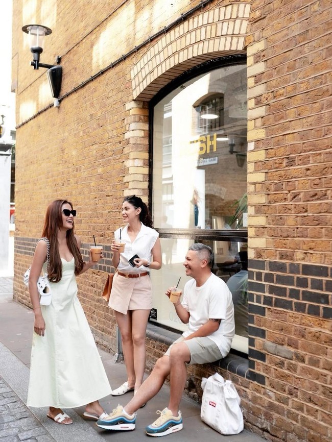 Gaya Seru Medina Dina saat Ngopi Bareng Gading Marten di Abu Dhabi
