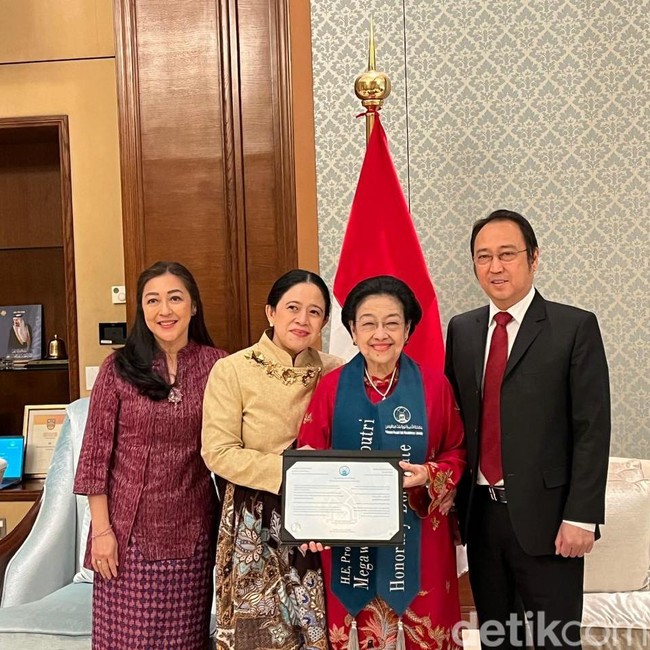 Potret Megawati Terima Doktor HC dari Kampus Perempuan Terbesar di Dunia