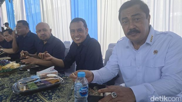 Menteri Imipas Agus Andrianto makan Sidat bersama anggota DPR (Audrey Santoso/detikcom) Menteri Imipas Agus Andrianto makan Sidat bersama anggota DPR (Audrey Santoso/detikcom)