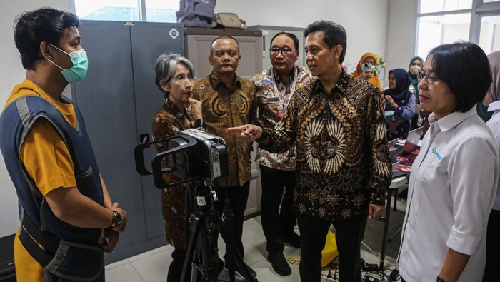 Menteri Kesehatan Budi Gunadi Sadikin (kedua kanan) didampingi Gubernur Jawa Tengah Ahmad Luthfi (ketiga kiri), Kepala Dinas Kesehatan Prov Jateng Yunita Dyah Suminar (kedua kiri), dan Kepala Dinas Kesehatan Kota Semarang M. Abdul Hakam (ketiga kanan) meninjau layanan skrining Tuberculosis (TBC) dalam program Cek Kesehatan Gratis (CKG) di Puskesmas Pandanaran, Semarang, Jawa Tengah, Selasa (10/2/2026). Peninjauan program CKG di puskesmas tersebut untuk mendorong cakupan skrining yang lebih luas, memastikan kelancaran pelayanan dan efektivitas deteksi dini penyakit, mendorong kesadaran preventif, serta memastikan masyarakat mendapatkan akses layanan pengecekan kesehatan secara merata. ANTARA FOTO/Makna Zaezar/rwa.