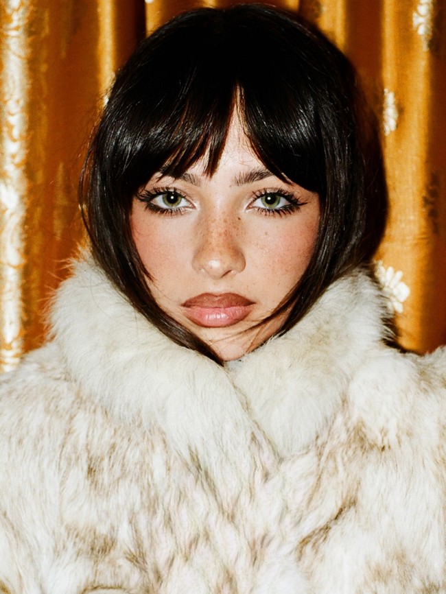 Aktor Hollywood Tobey Maguire jadi perhatian setelah terlihat di Super Bowl bersama seorang wanita. Bintang film Spider-Man itu pun diduga mengencani model yang 30 tahun lebih muda darinya. Foto: Instagram @mishkasilva