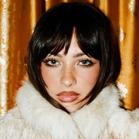 Aktor Hollywood Tobey Maguire jadi perhatian setelah terlihat di Super Bowl bersama seorang wanita. Bintang film Spider-Man itu pun diduga mengencani model yang 30 tahun lebih muda darinya. Foto: Instagram @mishkasilva