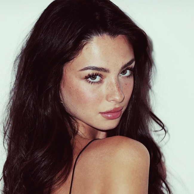 Potret Model Viral Nonton Super Bowl Bareng Tobey Maguire, Lebih Muda 30 Tahun