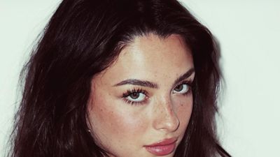 Potret Model Viral Nonton Super Bowl Bareng Tobey Maguire, Lebih Muda 30 Tahun