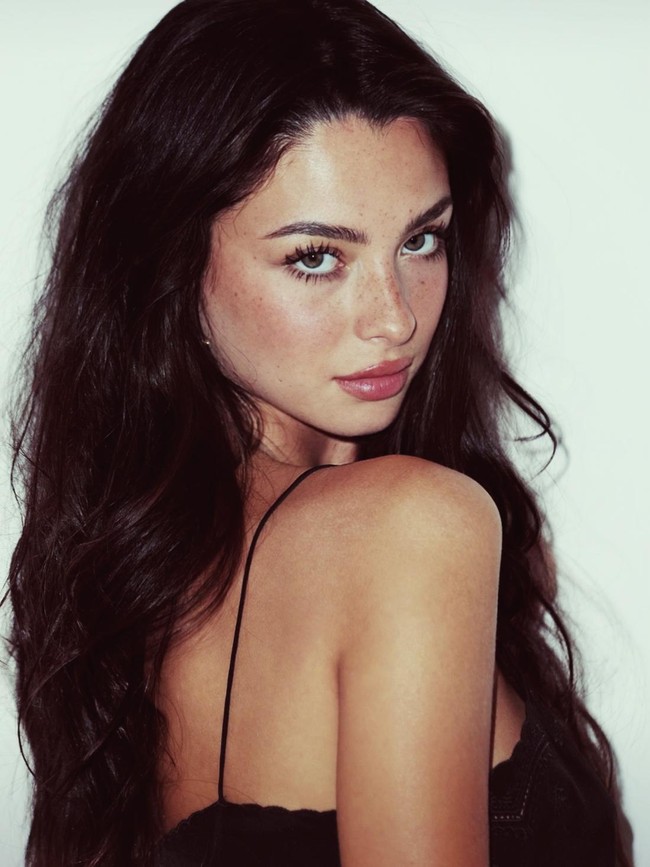 Potret Model Viral Nonton Super Bowl Bareng Tobey Maguire, Lebih Muda 30 Tahun