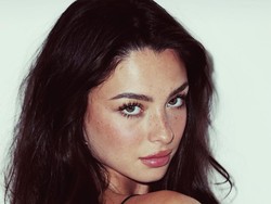 Potret Model Viral Nonton Super Bowl Bareng Tobey Maguire, Lebih Muda 30 Tahun