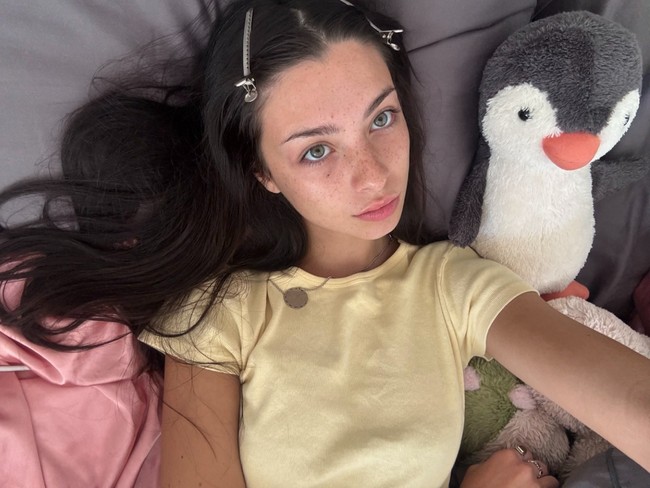 Di media sosial, kebersamaan Tobey dan Mishka menuai perdebatan. Tobey bukan pertama kalinya dikaitkan dengan wanita muda. Sedangkan Mishka disebut hanya lebih muda setahun dari putrinya.Foto: Instagram @mishkasilva