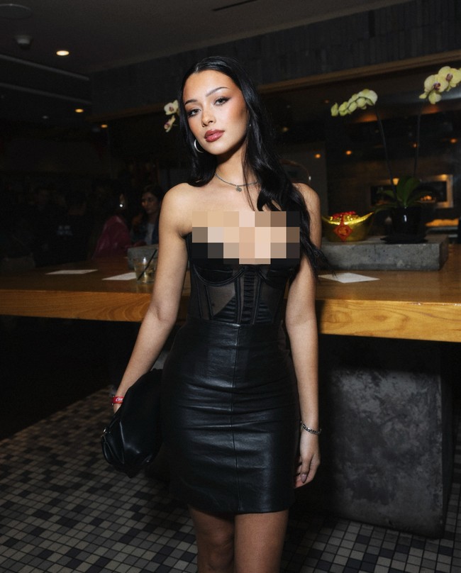 Menurut Daily Mail, Tobey menonton pertandingan berdampingan dengan model dan influencer berusia 20 tahun bernama Mishka Silva. Foto mereka yang duduk di Stadion Levis di Santa Clara, California jadi viral di media sosial.Foto: Instagram @mishkasilva